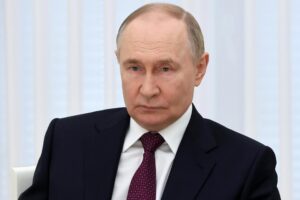 Moscú, 23 jun (EFE).- El presidente ruso, Vladímir Putin, acusó hoy a la OTAN de provocar una carrera armamentista en el mundo, al tiempo que anunció el reforzamiento de la tríada nuclear con bombarderos modernizados Tu-160M y misiles balísticos intercontinentales RS-24 Yars. EFE/EPA/SERGEY KARPUKHIN / SPUTNIK / KREMLIN POOL