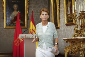 La presidenta foral, María Chivite, este lunes en el Palacio de Navarra. EFE/ Villar López