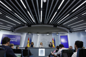 Las ministras de Sanidad, Mónica García (i); de Educación, Formación Profesional y Deportes y portavoz del Gobierno, Pilar Alegría (c) y Ciencia, Diana Morant (d) durante la rueda de prensa posterior a la reunión del Consejo de Ministros, este martes en el Palacio de la Moncloa. EFE/ JJ. Guillén