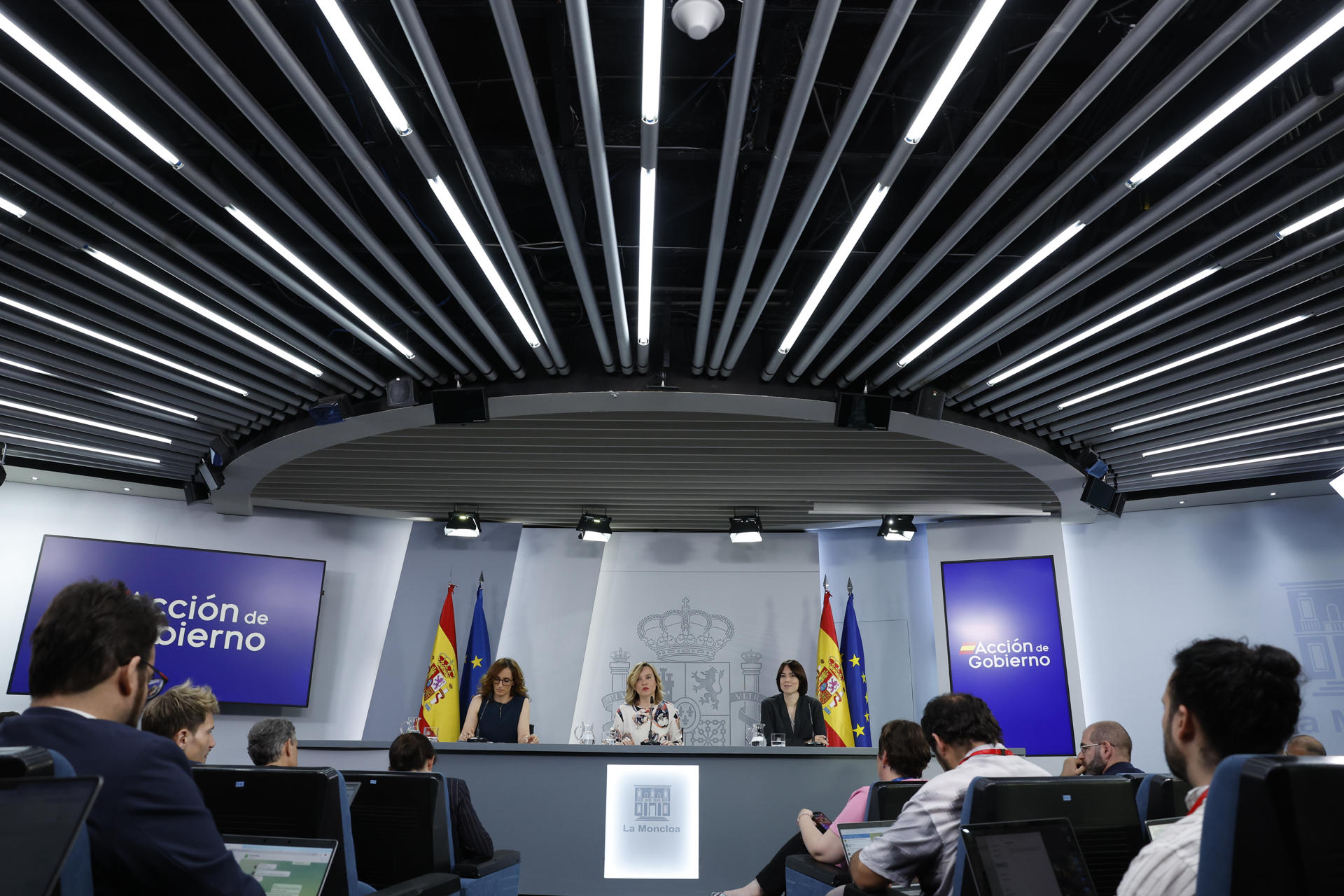 Las ministras de Sanidad, Mónica García (i); de Educación, Formación Profesional y Deportes y portavoz del Gobierno, Pilar Alegría (c) y Ciencia, Diana Morant (d) durante la rueda de prensa posterior a la reunión del Consejo de Ministros, este martes en el Palacio de la Moncloa. EFE/ JJ. Guillén