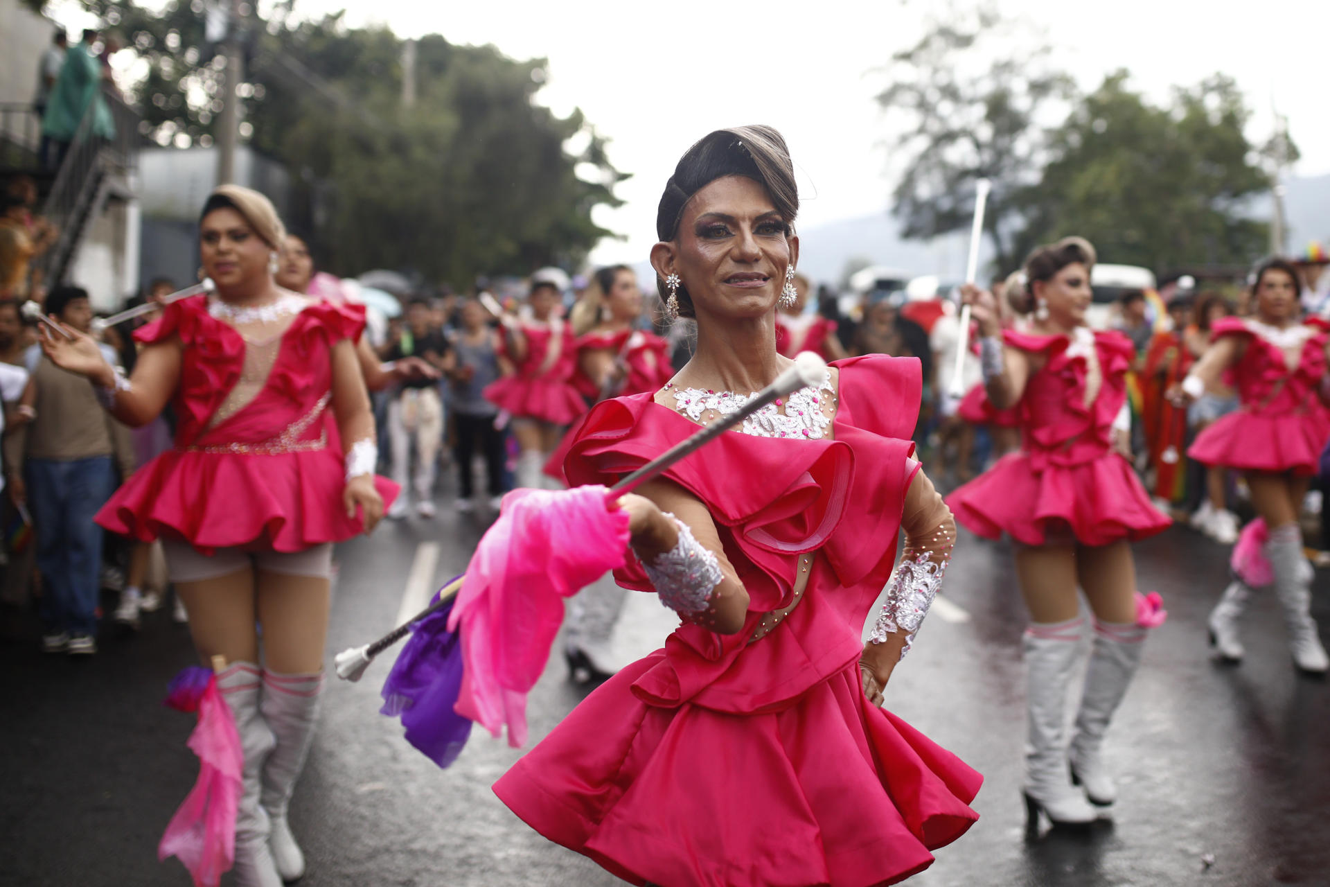 Personas participan durante el desfile del orgullo LGTBI este sábado, en San Salvador (El Salvador). EFE/ Rodrigo Sura