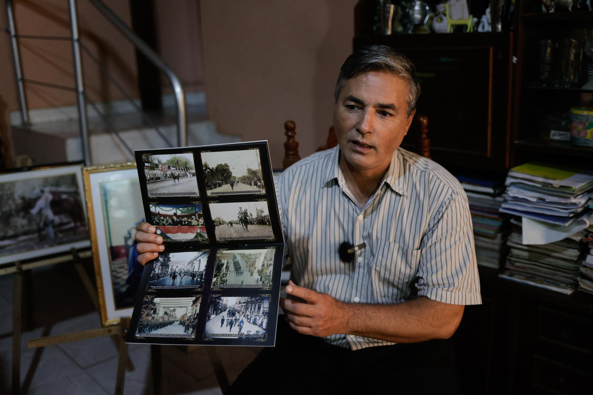 El diseñador gráfico Hugo Gunsett muestra unas fotografías durante una entrevista con EFE este miércoles, en Asunción (Paraguay). EFE/ Juan Pablo Pino