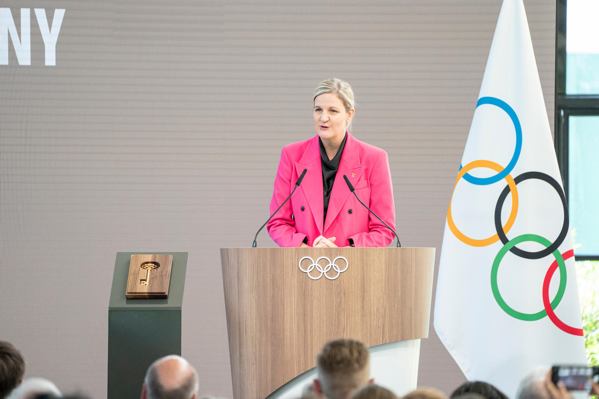 La zimbabuense Kirsty Coventry, durante la ceremonia de traspaso de poderes con su predecesor, el alemán Thomas Bach, en la sede del Comité Olímpico Internacional en Lausana (Suiza). EFE/ IOC/Greg Martin // SOLO USO EDITORIAL/SOLO DISPONIBLE PARA ILUSTRAR LA NOTICIA QUE ACOMPAÑA (CRÉDITO OBLIGATORIO)