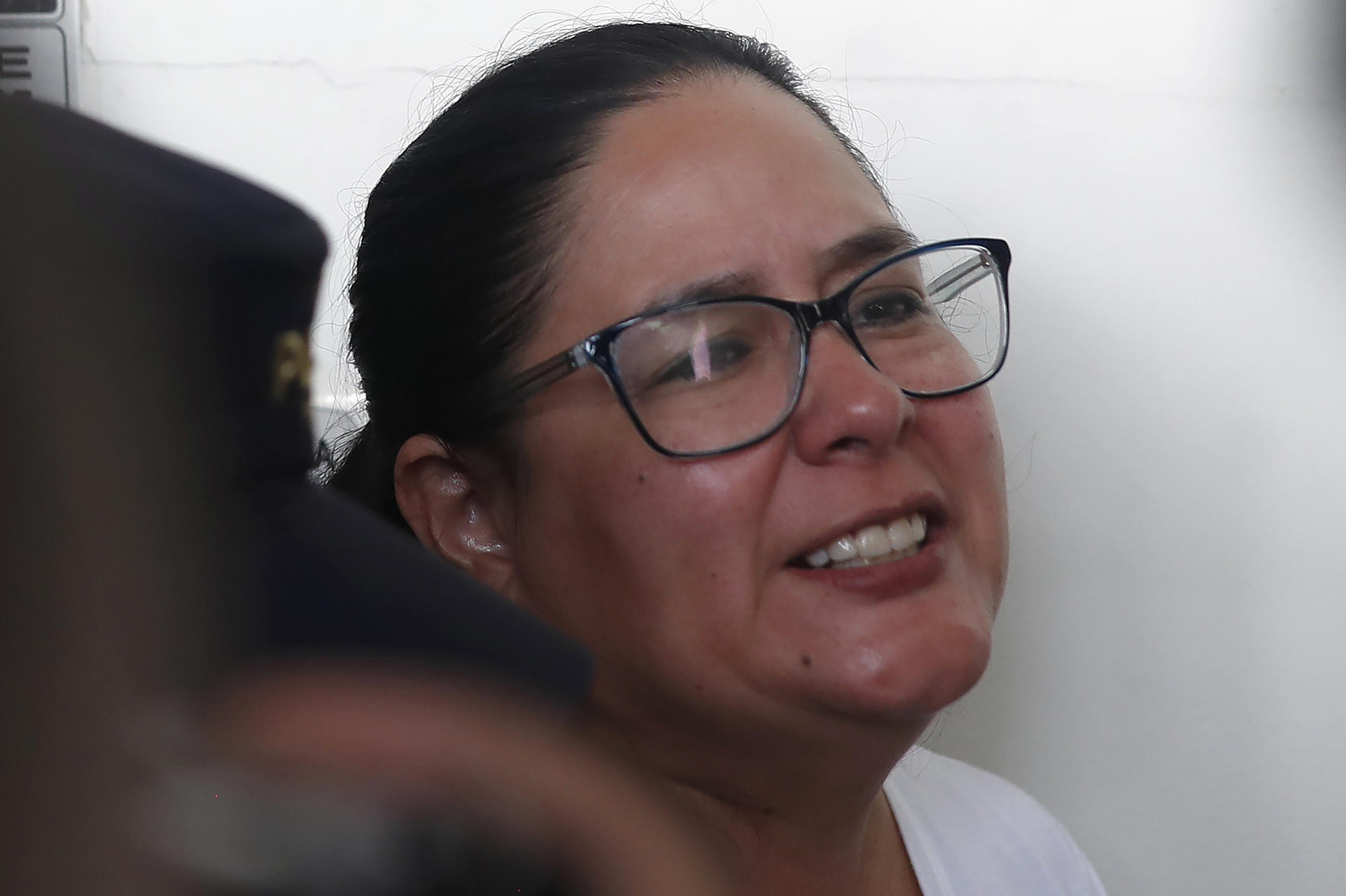 La abogada y defensora de derechos humanos, Ruth López, es custodiada por agentes policiales al salir de una audiencia este miércoles, en el centro judicial Isidro Menéndez, en San Salvador (El Salvador). EFE/Rodrigo Sura