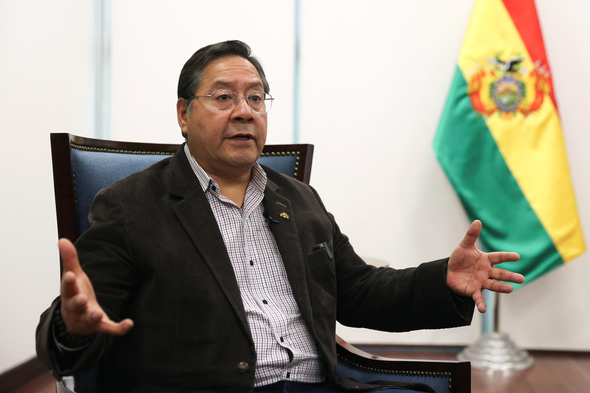El presidente de Bolivia, Luis Arce, habla durante una entrevista con EFE este miércoles, en La Paz (Bolivia). EFE/ Luis Gandarillas