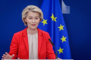 La presidenta de la Comisión Europea, Ursula von der Leyen, habla este martes durante una conferencia de prensa para informar a la prensa sobre el décimo octavo paquete de sanciones contra Rusia. EFE/EPA/OLIVIER MATTHYS