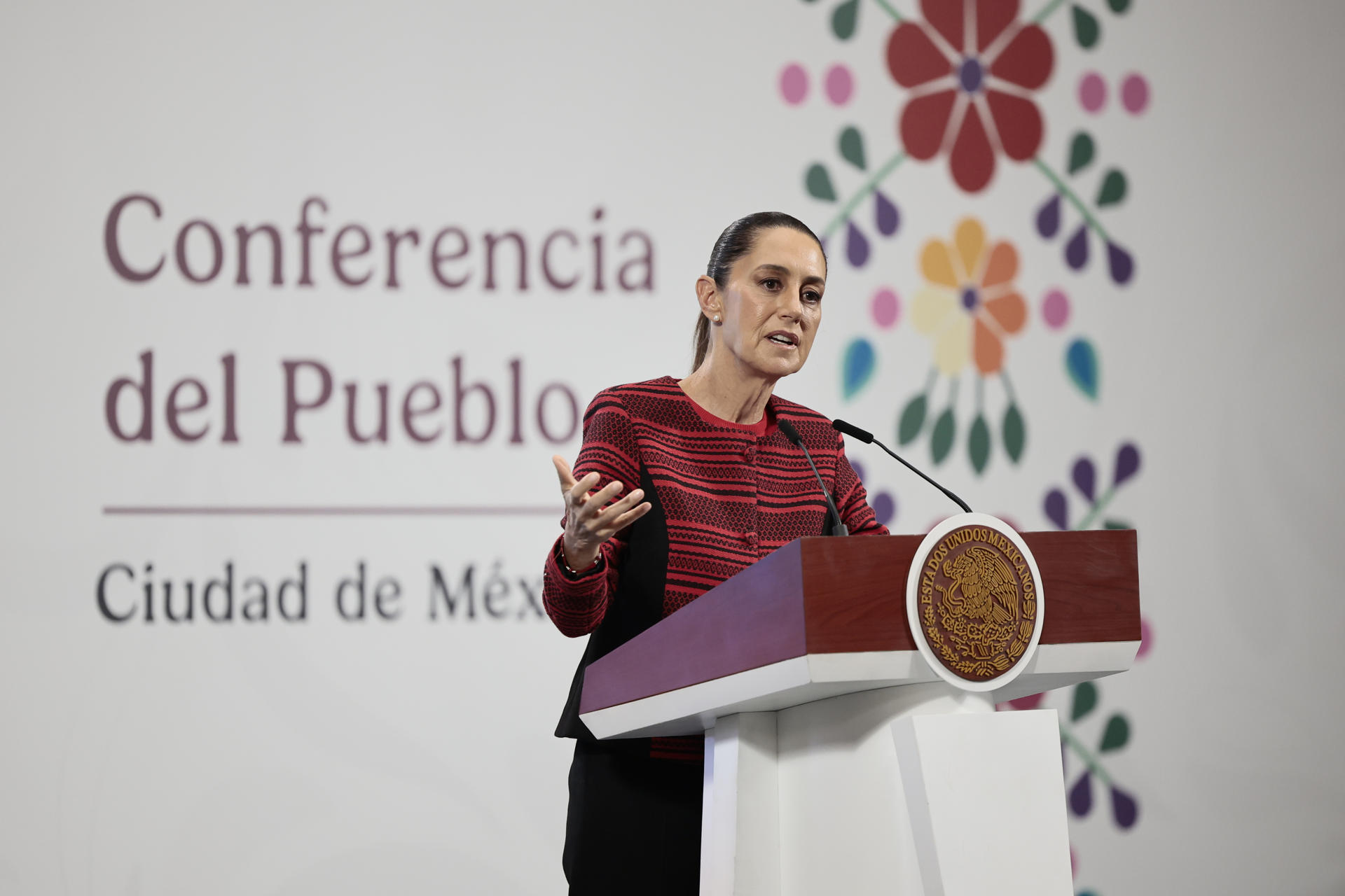 Sheinbaum hizo un llamado al Servicio de Inmigración y Control de Aduanas (ICE) de Estados Unidos a evitar hacer redadas durante el juego de la Copa Oro 2025 que sostendrá la Selección mexicana de fútbol en Los Ángeles el próximo sábado. EFE/ José Méndez