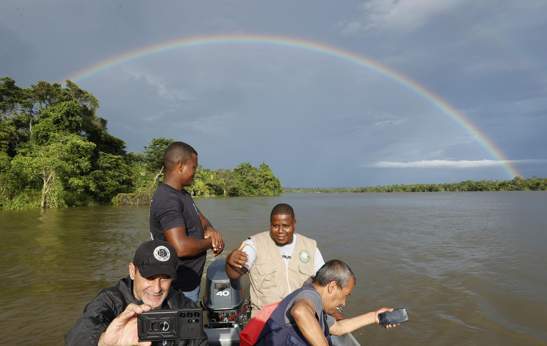 Fotografía del 27 de mayo de 2025 de un recorrido por el río Guapi, en el municipio de Guapi (Colombia). EFE/ Mauricio Dueñas Castañeda