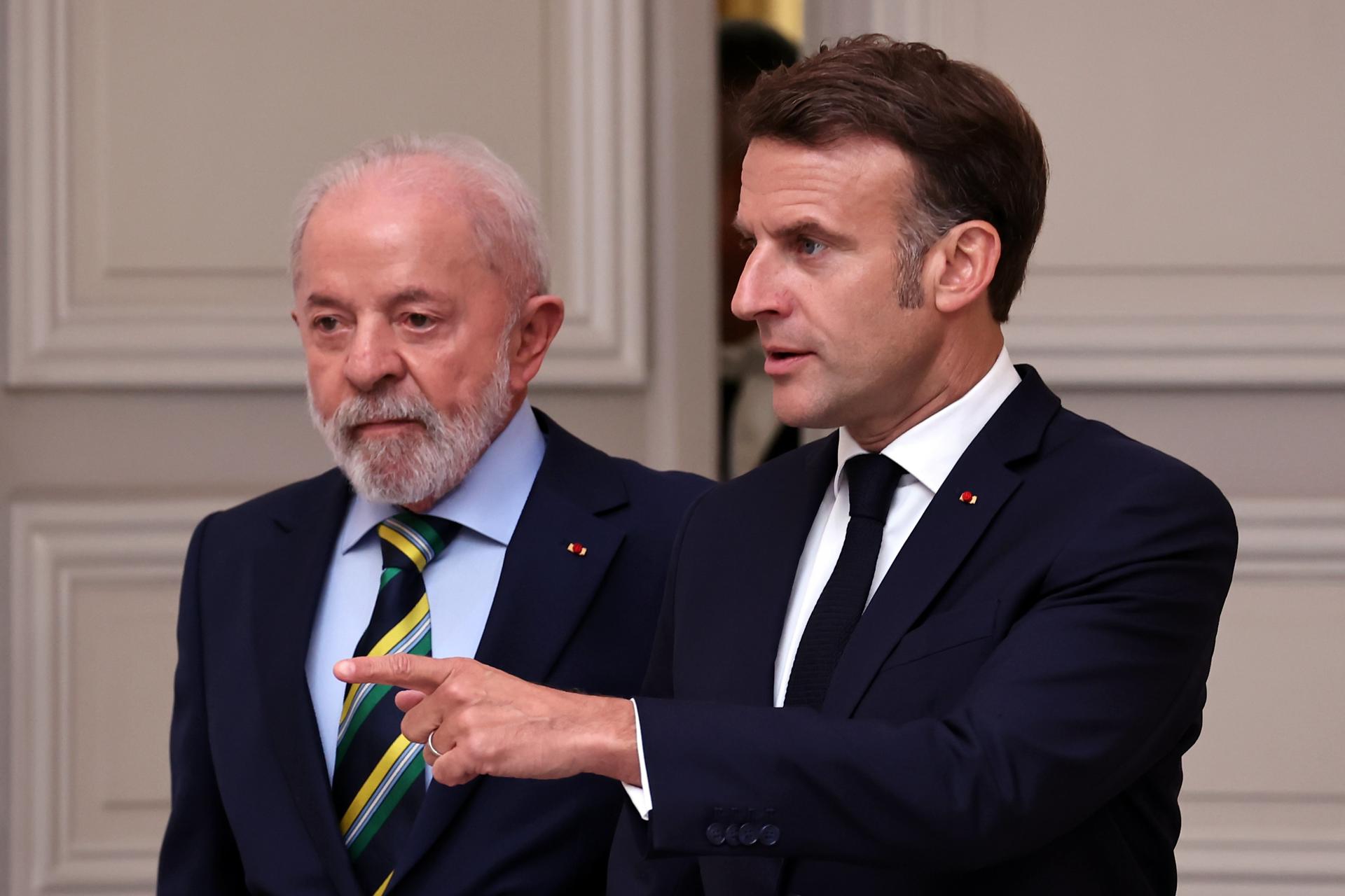 El presidente brasileño, Luiz Inacio Lula da Silva (izquierda), comparece ante los medios junto al jefe de Estado francés, Emmanuel Macron, en el Palacio del Elíseo de París. EFE/EPA/Christophe Petit Tesson