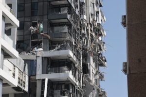 Un edificio residencial dañado tras un ataque con misiles balísticos en Tel Aviv, el 14 de junio de 2025. EFE/EPA/ABIR SULTAN
