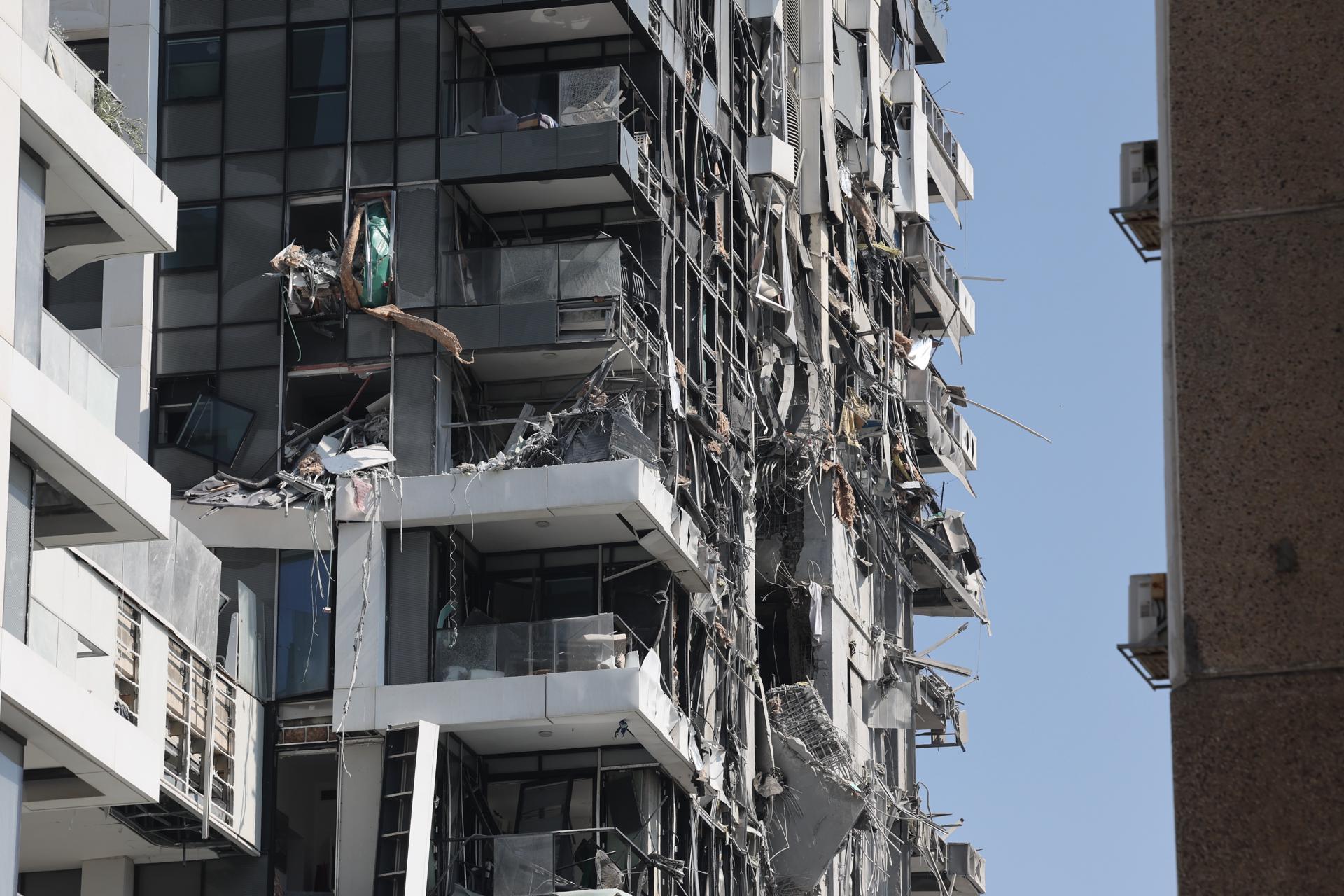 Un edificio residencial dañado tras un ataque con misiles balísticos en Tel Aviv, el 14 de junio de 2025. EFE/EPA/ABIR SULTAN