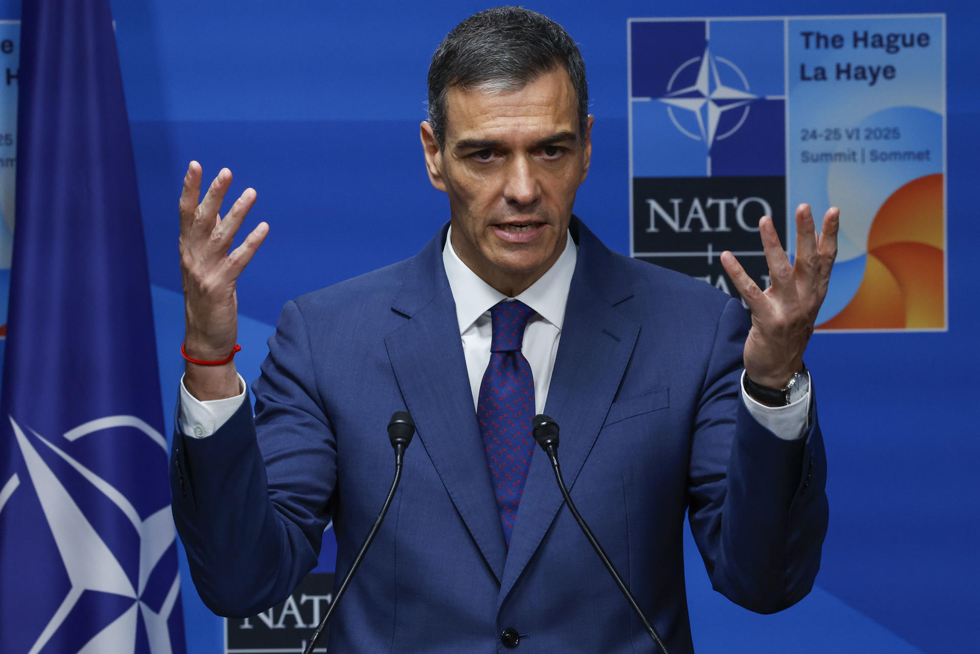 LA HAYA, 25/06/2025.- El presidente del Gobierno de España, Pedro Sánchez, ofrece una rueda de prensa en el marco de la cumbre de la OTAN que se celebra, este miércoles, en La Haya, Países Bajos. EFE/ J.J. Guillén