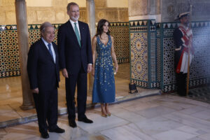 El rey Felipe VI (2i) y la reina Letizia reciben al secretario general de la ONU, António Guterres, este domingo, momentos antes de la cena de gala que ofrecieron a los líderes mundiales que asisten a la IV Conferencia Internacional sobre Financiación para el Desarrollo. EFE/ Chema Moya POOL
