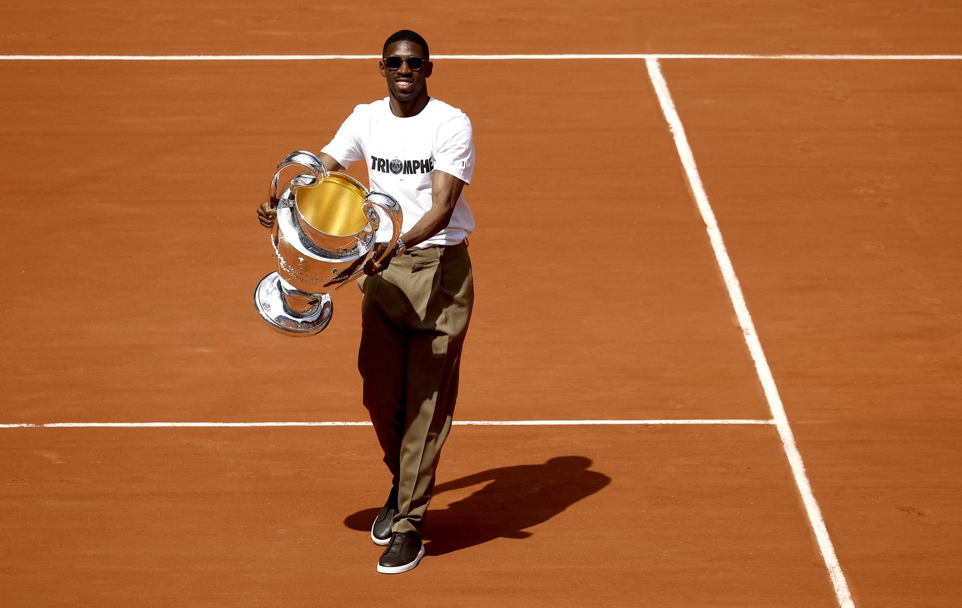 La 'Orejona' aterrizó en la Philippe-Chatrier en Roland Garros, de la mano del delantero Ousmane Dembélé. EFE/EPA/YOAN VALAT
