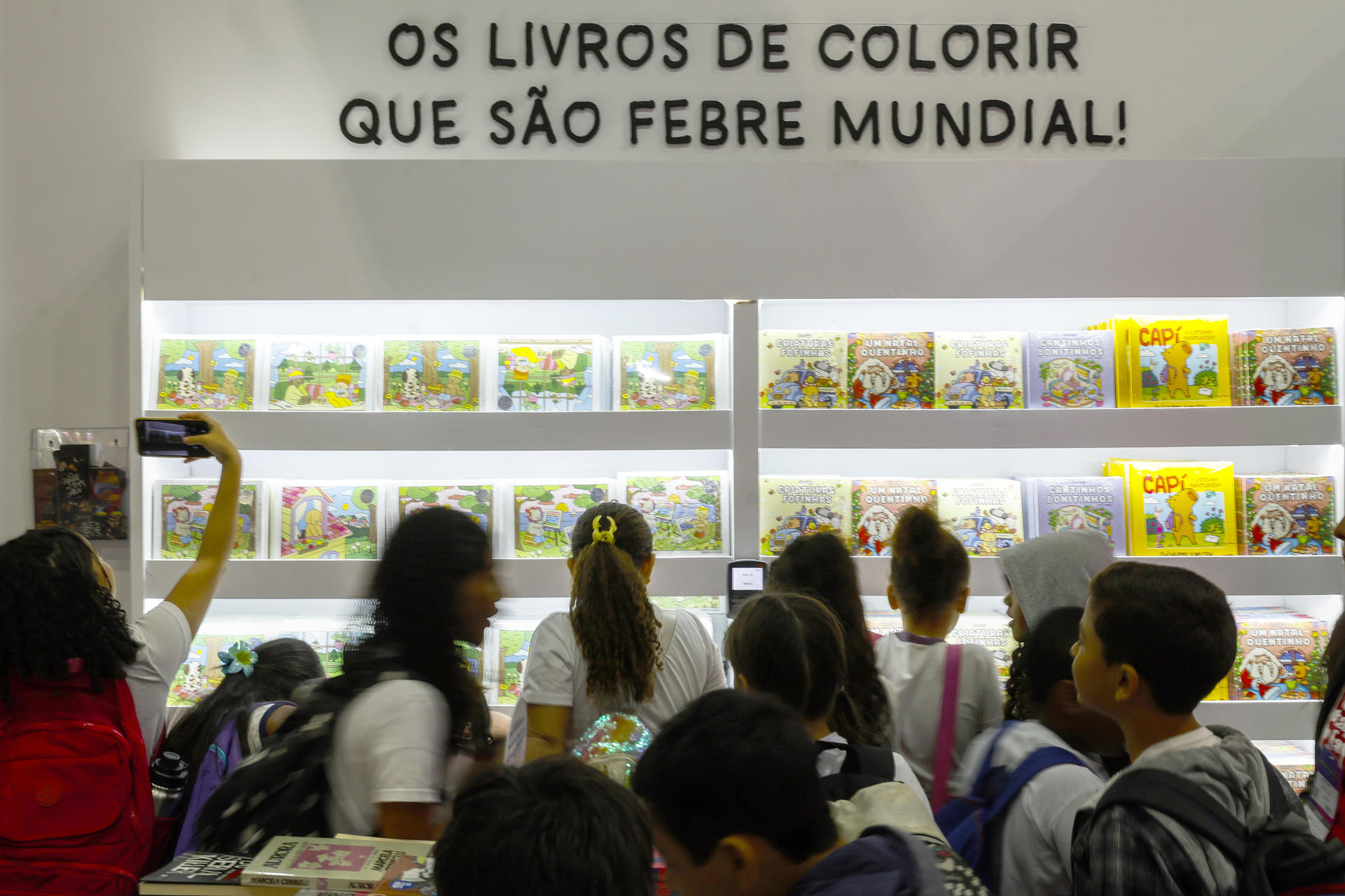 Personas recorren un pabellón durante la inauguración de La Bienal del Libro este viernes, en Río de Janeiro (Brasil). EFE/ Antonio Lacerda