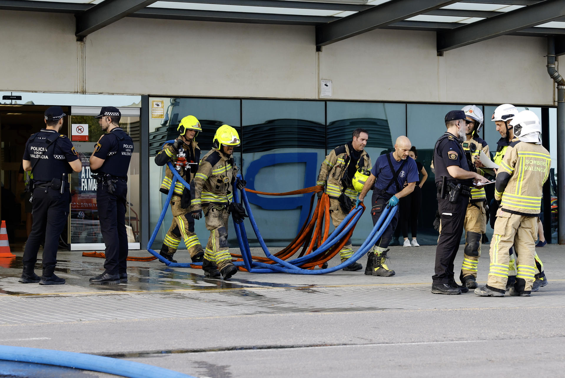 Efectivos del cuerpo de bomberos acuden a la planta de Psiquiatría del hospital La Fe de Valencia en la que este lunes ha fallecido una mujer debido a un incendio que ha obligado a evacuar a los pacientes y al personal de esa planta y de una inferior. EFE/ Ana Escobar
