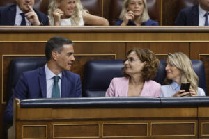 El presidente del Gobierno, Pedro Sánchez, y las vicepresidentas primera, María Jesús Montro (c) y segunda, Yolanda Díaz, durante la sesión de control al Ejecutivo del pasado miércoles en el Congreso. EFE/ Juan Carlos Hidalgo
