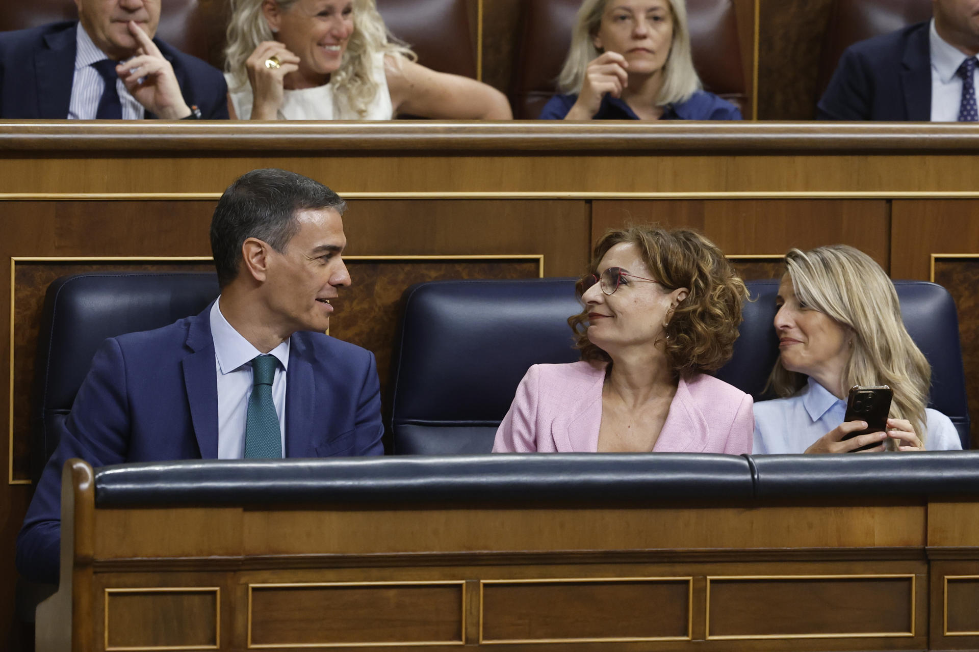 El presidente del Gobierno, Pedro Sánchez, y las vicepresidentas primera, María Jesús Montro (c) y segunda, Yolanda Díaz, durante la sesión de control al Ejecutivo del pasado miércoles en el Congreso. EFE/ Juan Carlos Hidalgo