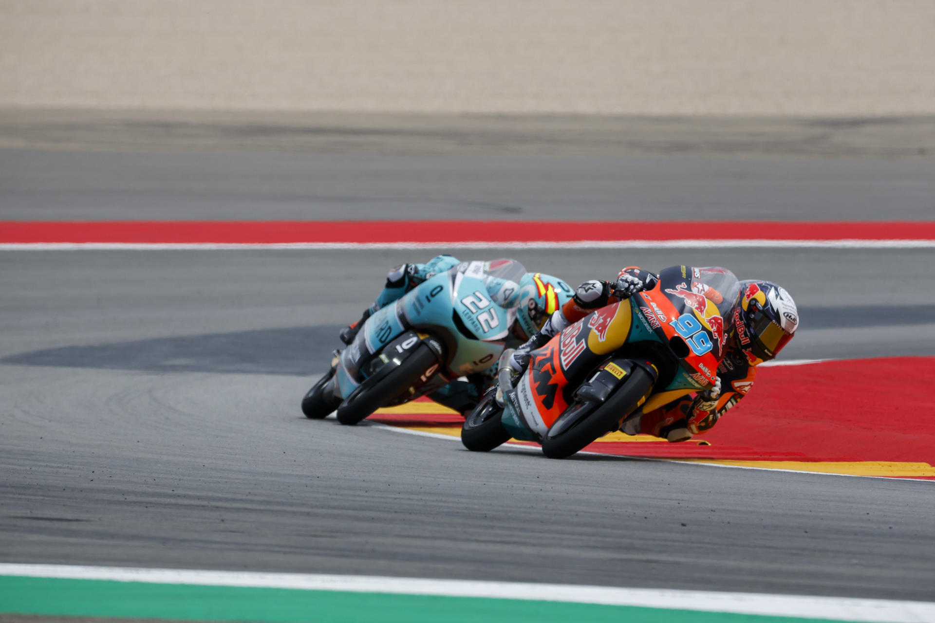El piloto español de Moto3 José Antonio Rueda (d.) (KTM), durante los entrenamientos libres para el Gran Premio de Aragón, que se disputa este fin de semana en el circuito Motorland Alcañiz (Teruel). EFE/Javier Cebollada
