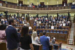 MADRID, 17/06/2025.- Los diputados guardan un minuto de silencio antes de la sesión plenaria del Congreso de los Diputados celebrada este martes en Madrid. EFE/Fernando Villar