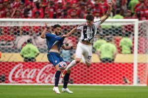 El defensa del Juventus Nicolo Savona (d) despeja un balón frente a Omar Alsomah, del Wydad, durante el partido del Mundial de Clubes que enfrentó a ambos equipos. EFE/EPA/WILL OLIVER