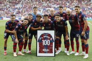 -El delantero Roger Brugué (c), recibe su camiseta tras unirse al grupo de jugadores que han disputado más de cien encuentros con el Levante UD, en el estadio Ciutat de Valencia.- EFE/ Ana Escobar