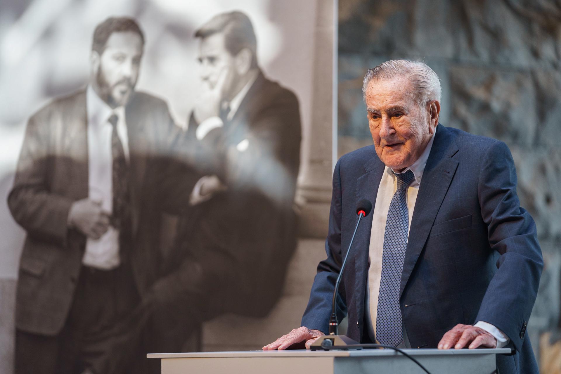 El expresidente del Gobierno de Canarias Manuel Hermoso, durante el acto de entrega de sus archivos y de los del expresidente Adán Martín al Archivo Provincial, en julio de 2024. EFE/Ramón de la Rocha