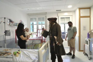 El actor Johnny Depp ha sorprendido con su visita a pacientes del Hospital público Infantil Niño Jesús de la Comunidad de Madrid disfrazado del capitán Jack Sparrow de las películas Piratas del Caribe. EFE/Comunidad de Madrid / SOLO USO EDITORIAL/SOLO DISPONIBLE PARA ILUSTRAR LA NOTICIA QUE ACOMPAÑA (CRÉDITO OBLIGATORIO)