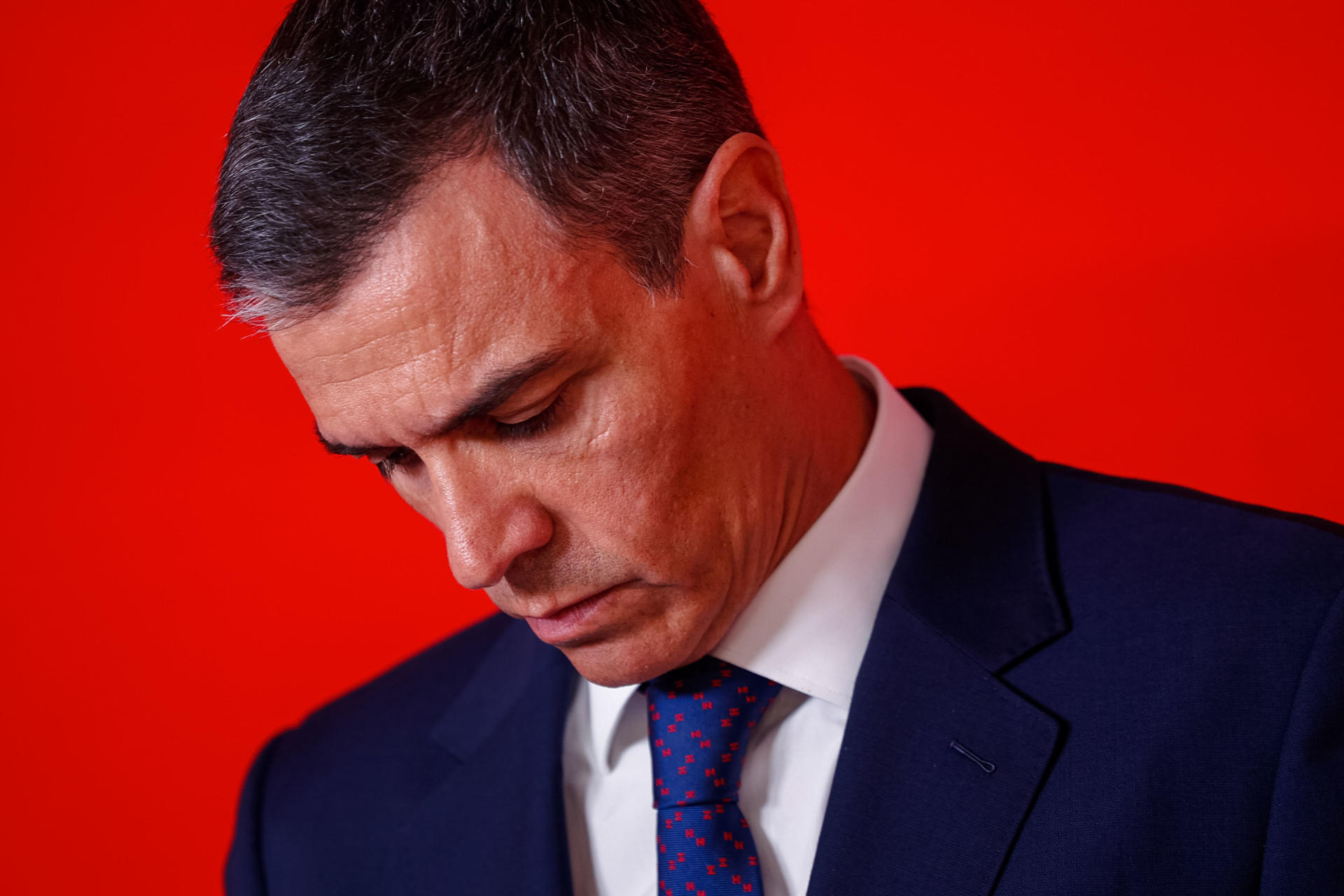 El presidente del Gobierno y líder del PSOE, Pedro Sánchez, ha admitido que los socialistas no debieron confiar en su hasta ahora secretario de Organización, Santos Cerdán, cuya dimisión le ha exigido al conocer el informe de la UCO que le implica en supuestos casos de corrupción y ha asegurado que "aunque la decepción es grande, la respuesta será siempre contundente", durante la rueda de prensa ofrecida este jueves en la sede del partido. EFE/Daniel Gonzalez