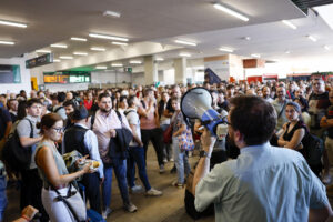 Un empleado informa a los pasajeros sobre los retrasos en la estación de Madrid-Chamartín después de que este jueves la circulación de trenes de alta velocidad se viera interrumpida por una falta de tensión eléctrica en la estación. La circulación de trenes de alta velocidad que unen Madrid-Chamartín con el norte peninsular (Galicia, Asturias, Castilla y León  Cantabria) se está recuperando de forma progresiva después de una interrupción por una falta de tensión, ha informado Adif este jueves. EFE/ Rodrigo Jiménez