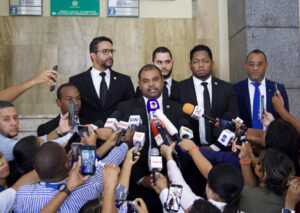 El procurador fiscal de la Dirección General de Persecución del Ministerio Público dominicano, Héctor Garcia (c), habla con la prensa este sábado en el Palacio de Justicia en Santo Domingo (República Dominicana). EFE/Matías Boncosky