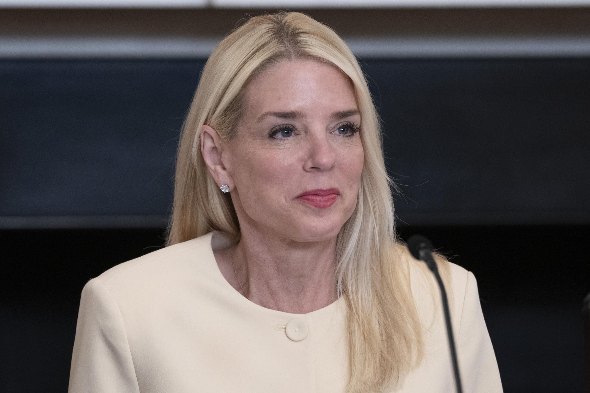 La Fiscal General de los Estados Unidos, Pam Bondi, fue captada este jueves, 5 de junio, durante una Mesa Redonda con miembros de la Orden Fraternal de la Policía en la Casa Blanca, en Washington DC (EE.UU.). EFE/Chris Kleponis/Pool