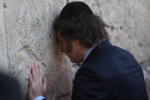Fotografía de archivo, tomada el pasado 6 de febrero, en la que se captó al presidente de Argentina, Javier Milei, al rezar en el Muro de las Lamentaciones, en Jerusalén. EFE/Atef Safadi