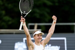 La rusa Liudmila Samsonova celebra la victoria ante la estadounidense Jessica Pegula en octavos de final del torneo de Berlín en el duelo entre dos excampeonas. EFE/EPA/FILIP SINGER