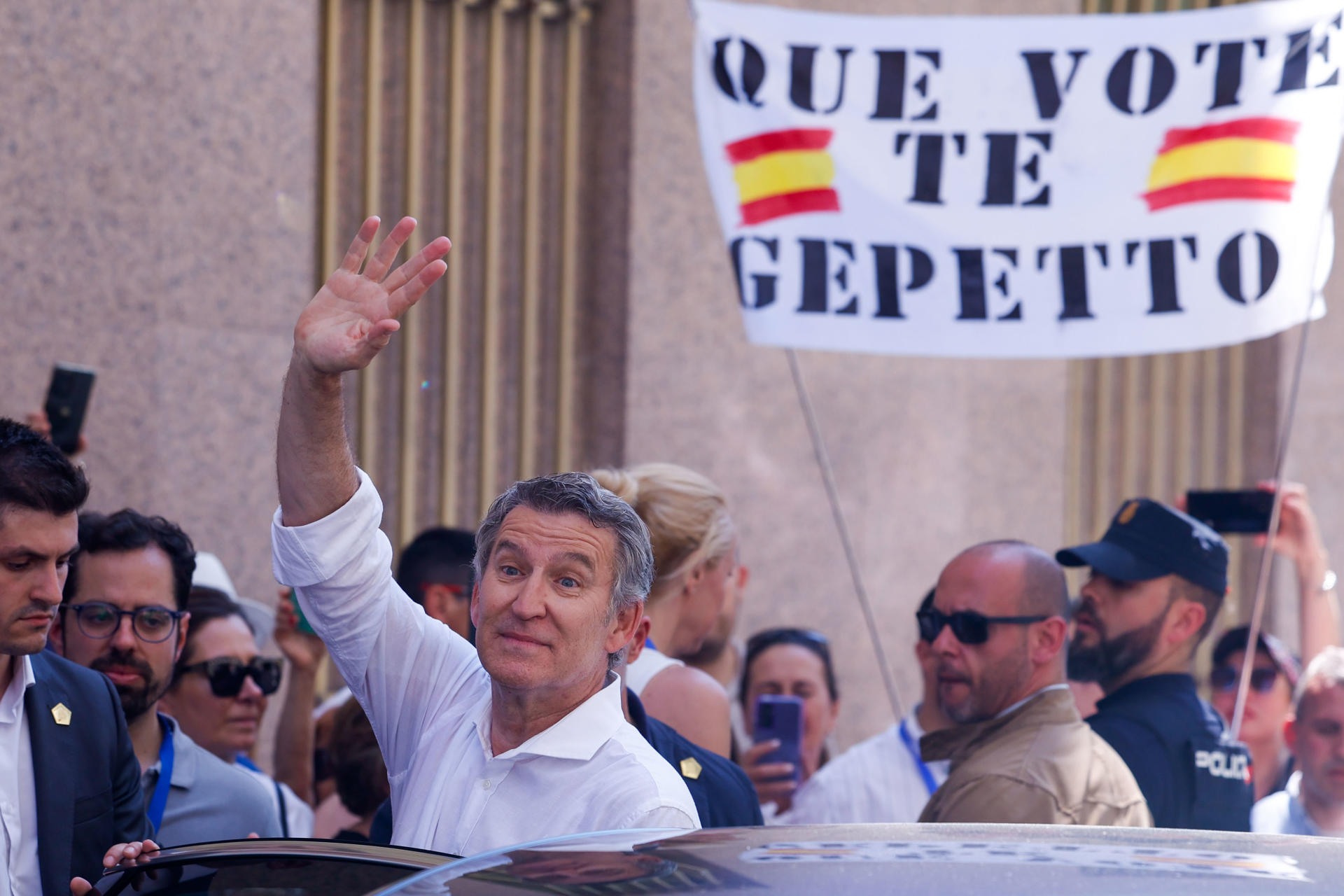 El líder del PP, Alberto Núñez Feijóo, se despide, tras la manifestación convocada por el Partido Popular contra el Gobierno de Pedro Sánchez bajo el lema 'Democracia o mafia' este domingo en la plaza de España de Madrid. EFE/ Javier Lizón