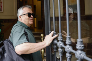 El exsecretario de Organización del PSOE Santos Cerdán a su entrada a su domicilio este martes en Madrid. EFE/ Rodrigo Jiménez