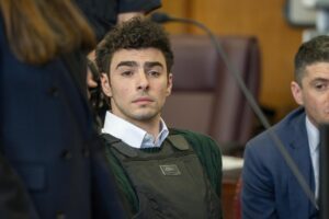 El joven Luigi Mangione, preso en un penal de Brooklyn mientras espera el juicio por el asesinato del director ejecutivo de la aseguradora UnitedHealthcare, en una fotografía de archivo. EFE/STEVEN HIRSCH