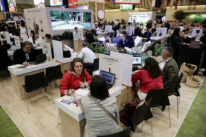 Personas se reúnen durante la feria FIEXPO Latinoamérica 2025 este miércoles, en San José (Costa Rica). EFE/ Jeffrey Arguedas
