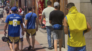 Hinchas de Boca Juniors caminan en Nashville (Estados Unidos). EFE/ Andrea Montolivo