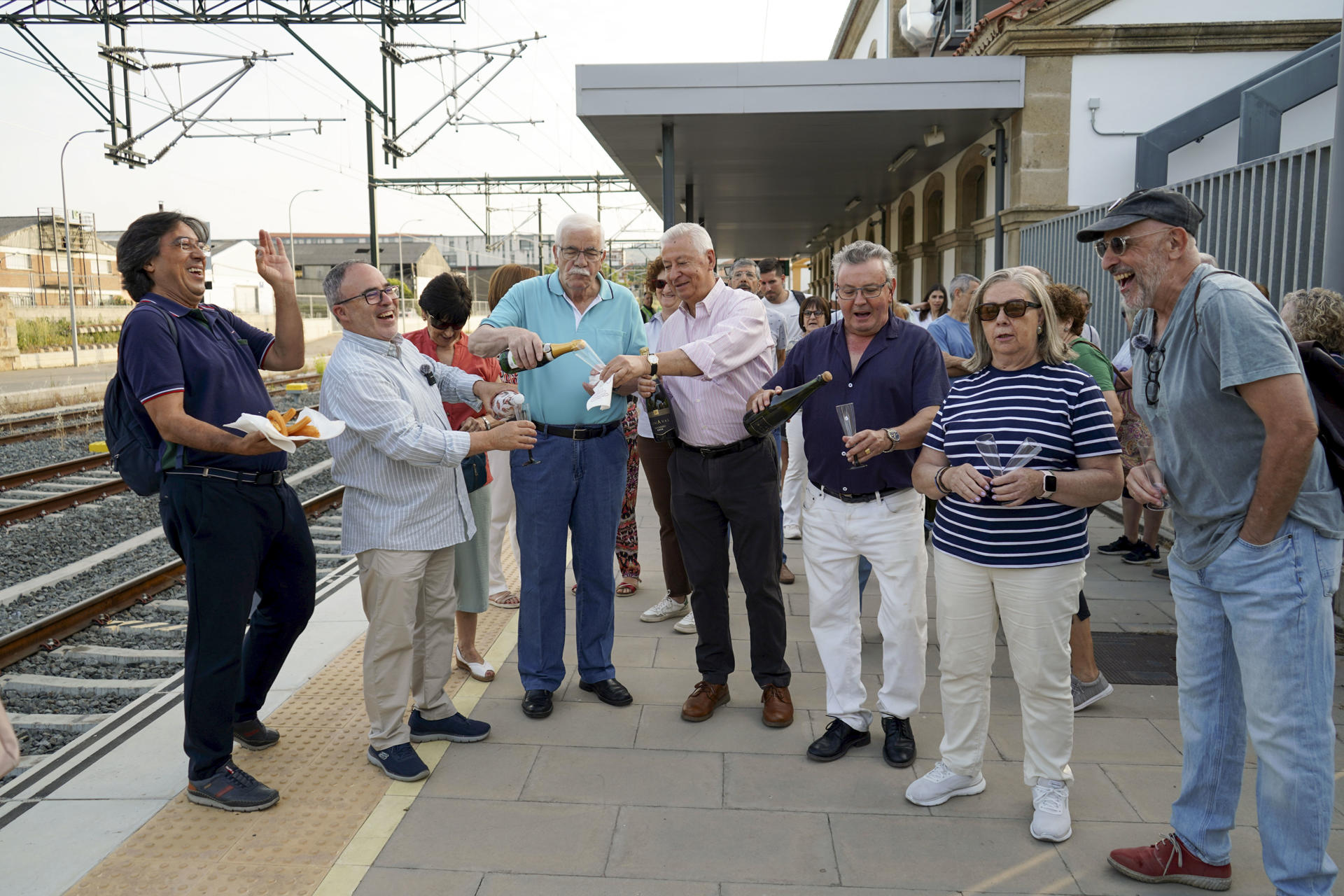 Las plataformas ciudadanas MSU-Norte y Movimiento X Plasencia han festejado este lunes, con el reparto de churros y champán a las puertas de la estación de ferrocarril de Plasencia, la puesta en marcha de la tercera frecuencia de tren Alvia entre Extremadura y Madrid que, por primera vez, realiza parada en la capital del Jerte. EFE/Eduardo Palomo