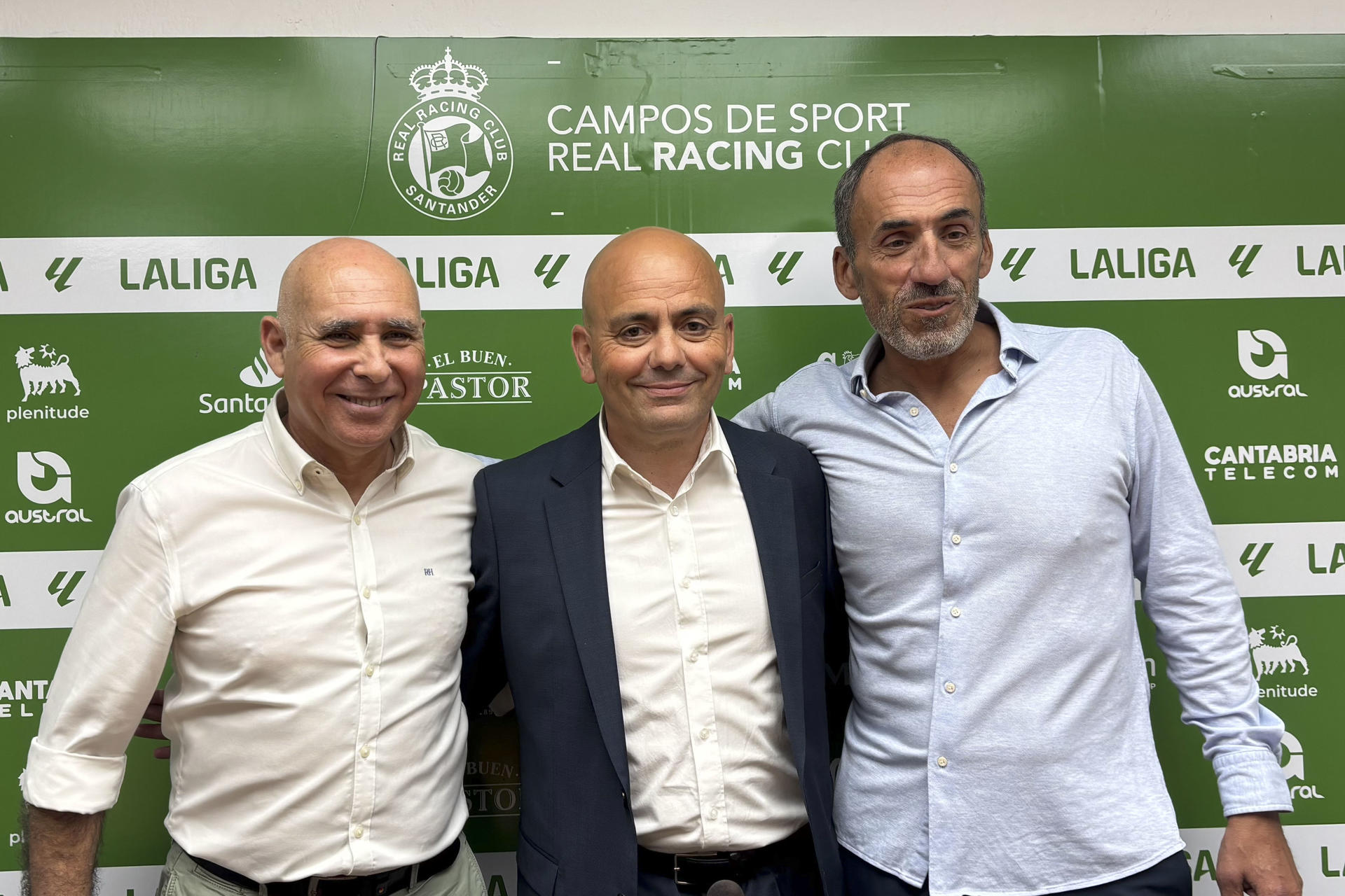 El presidente Del Real Racing Club, Manuel Higuera (i), el nuevo director deportivo del club, Chema Aragón (c), y el máximo responsable del club, Sebastián Ceria (d), posan antes de la presentación del técnico vallisoletano. Aragón ha afirmado que el objetivo que tiene a su llegada al club cántabro es intentar confeccionar la mejor plantilla posible para poder mejorar la puntuación de la pasada campaña. EFE/Kike Serrano