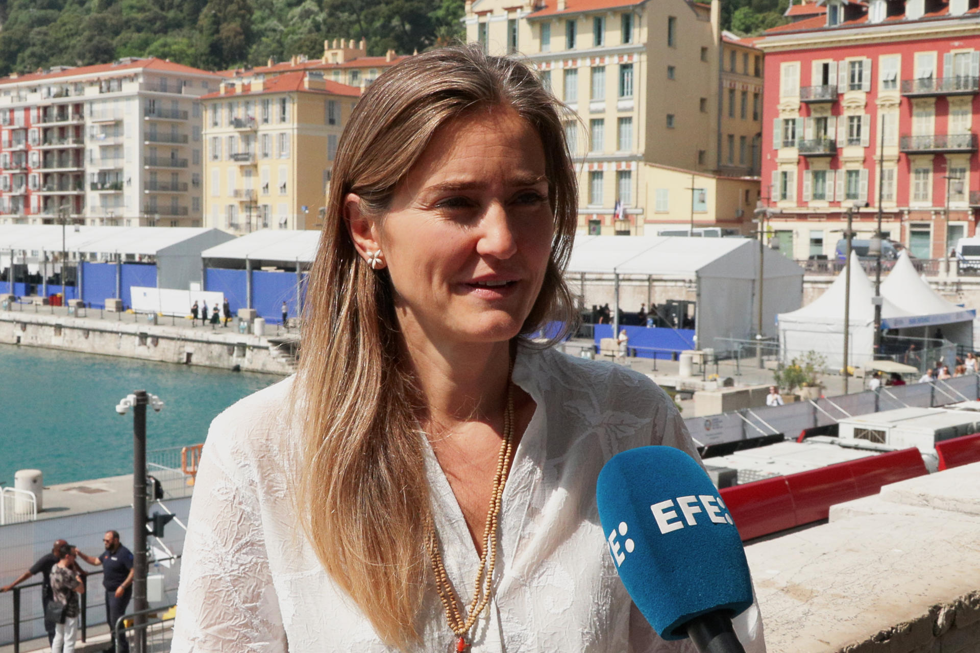 La vicepresidenta tercera y ministra para la Transición Ecológica y el Reto Demográfico de España, Sara Aagesen, ofrece declaraciones a la prensa desde Niza con motivo de su participación en la Cumbre de la ONU sobre los Océanos en Niza.-EFE/ Edgar Sapiña Manchado
