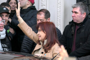 La expresidenta argentina Cristina Fernández (c) saluda a sus seguidores este martes, en Buenos Aires (Argentina). EFE/ Enrique Garcia Medina