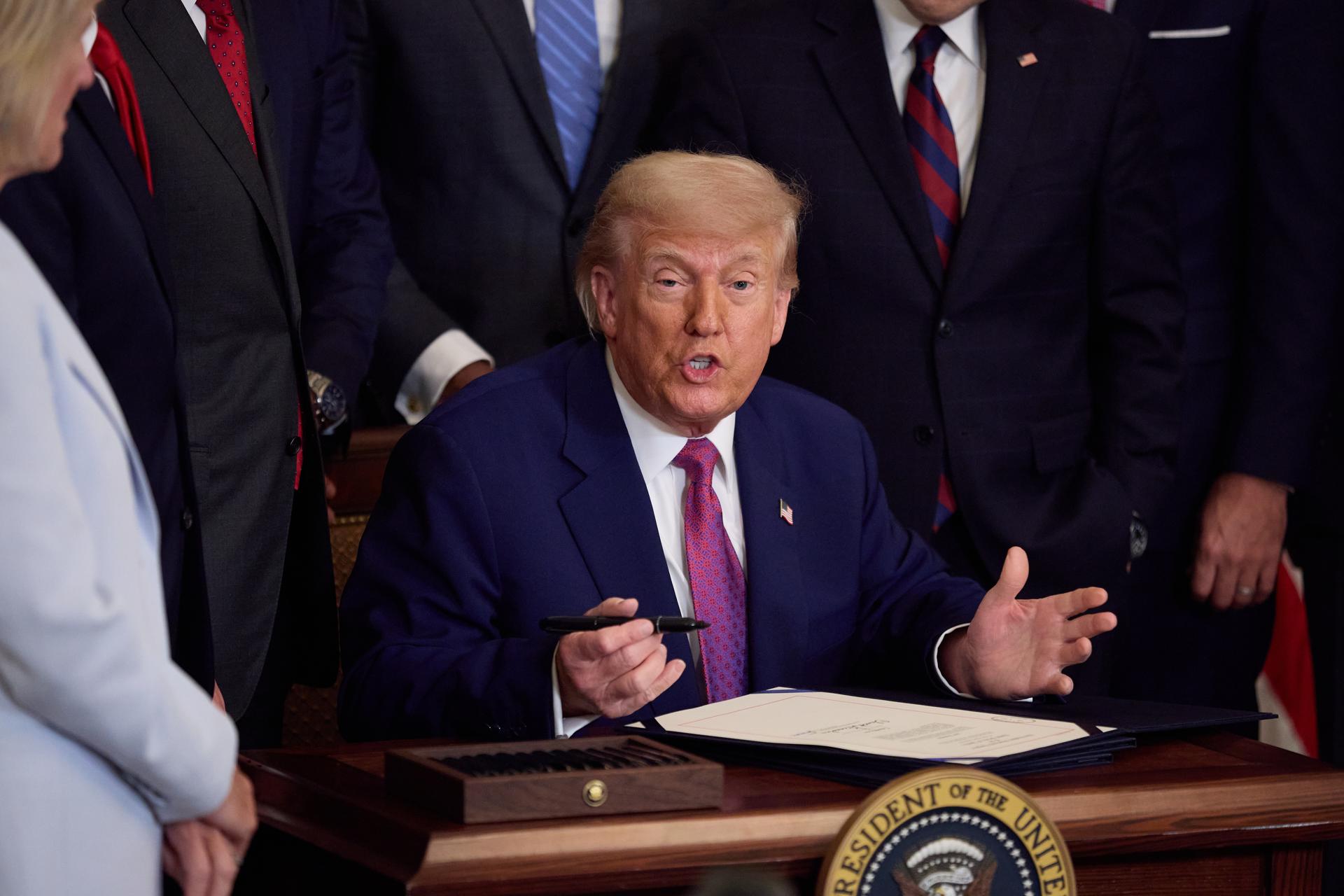 El presidente de EE.UU., Donald Trum,p firma resoluciones que bloquean la norma de California que elimina gradualmente los automóviles a gasolina y pone fin a la venta de los nuevos para 2035 en el East Room de la Casa Blanca en Washington, DC, EE.UU. EFE/ALLISON DINNER