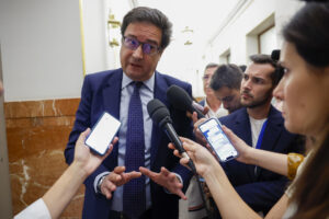 Los periodistas preguntan al ministro para la Transformación Digital y de la Función Pública, Óscar López EFE/Chema Moya
