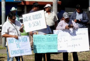 Transportistas protestan frente a las instalaciones de Yacimientos Petrolíferos Fiscales Bolivianos (YPFB) este martes, en Santa Cruz (Bolivia). EFE/Juan Carlos Torrejón