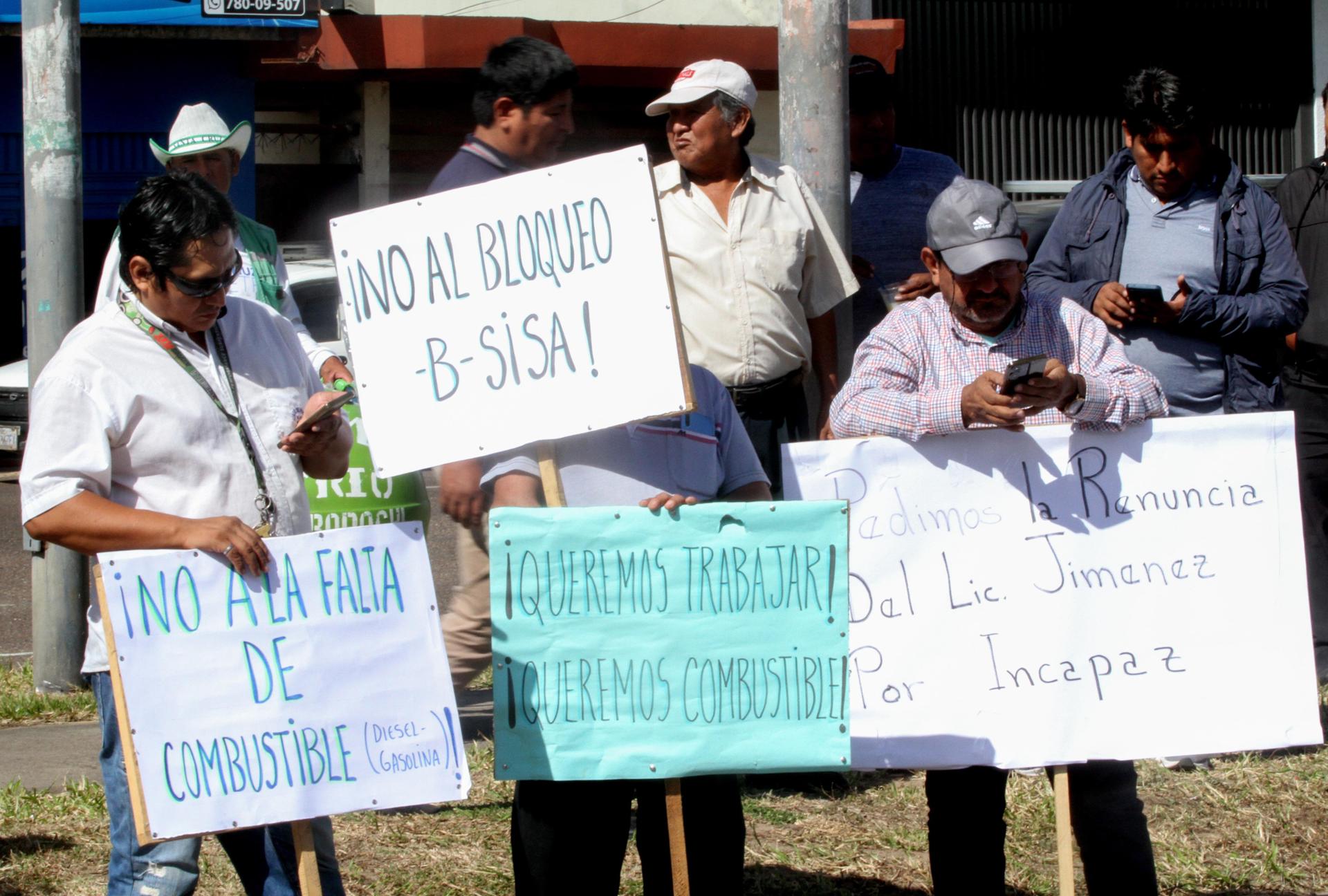 Transportistas protestan frente a las instalaciones de Yacimientos Petrolíferos Fiscales Bolivianos (YPFB) este martes, en Santa Cruz (Bolivia). EFE/Juan Carlos Torrejón