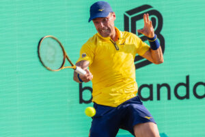 El tenista español Roberto Bautista se enfrenta al estadounidense Alex Michelsen durante los cuartos de final del torneo ATP Mallorca Championships, este jueves en Santa Ponsa (Mallorca). EFE/ Cati Cladera