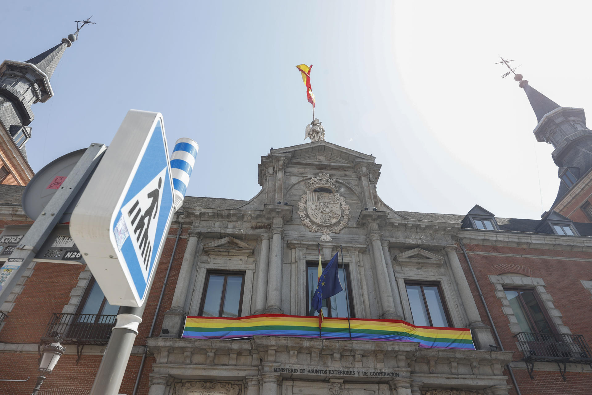 Imagen de archivo ( 05/07/2024) de la fachada del Ministerio de Asuntos Exteriores con la bandera del Orgullo en Madrid. EFE/ Javier Lizón