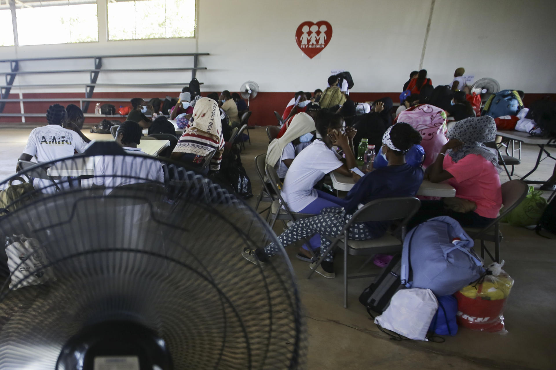 Migrantes en la organización Fe y Alegría, en Ciudad de Panamá (Panamá), en una fotografía de archivo. EFE/ Carlos Lemos